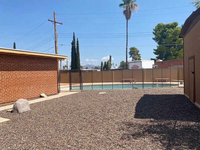 Building Photo - Eastside 3 bed 2 bath - Pool and Garage