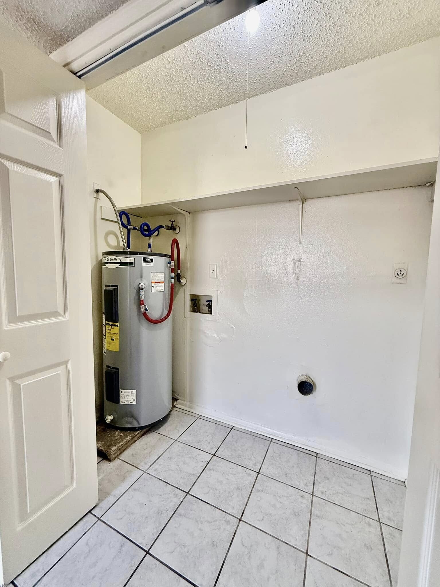 Building Photo - 1620 Newport Pl