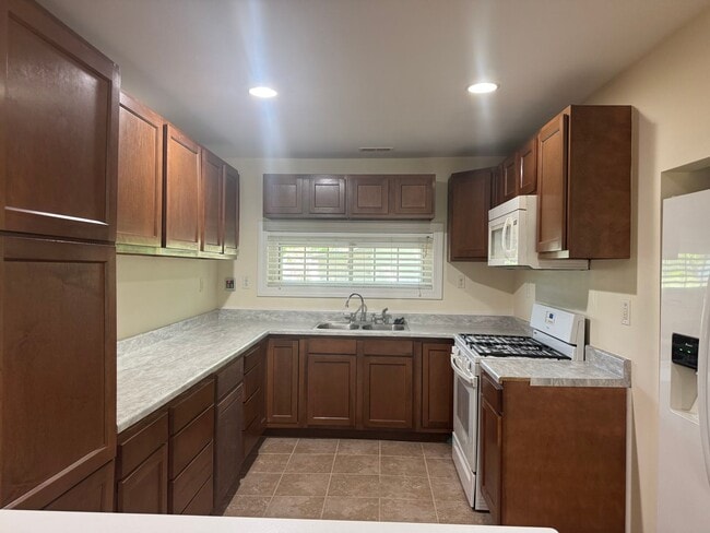 Building Photo - Newly remodeled brick home in New Bern