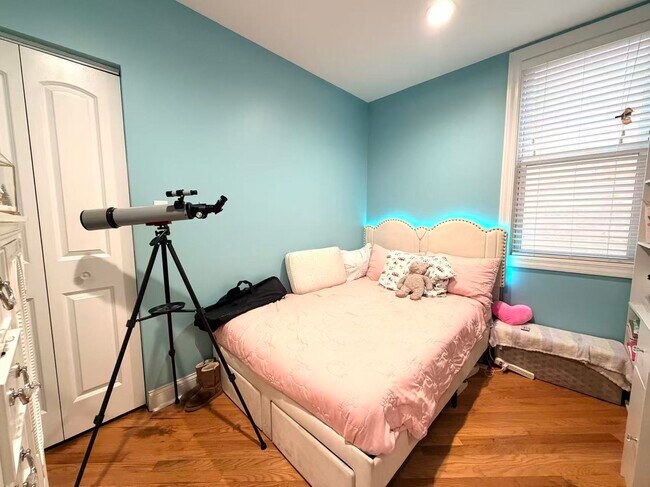 Building Photo - 5351 W Foster Ave