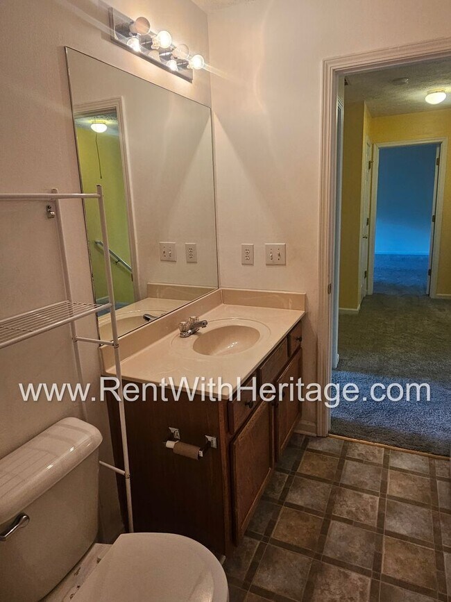 Building Photo - Gorgeous 5 bedroom, 2.5 bath / Attention t...