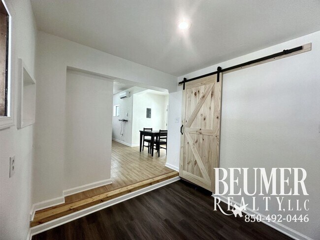 Building Photo - Charming Updated 2br/1ba Mid-Century Cottage