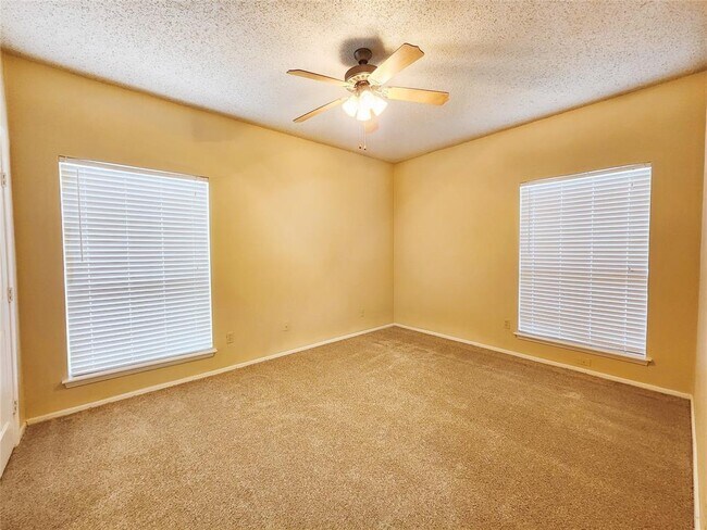 Building Photo - 17417 Red Oak Dr