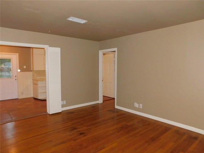 Building Photo - 1400 Berkshire Dr