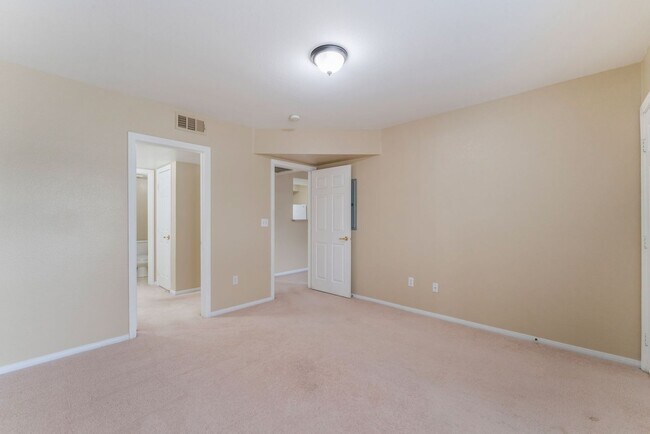 Building Photo - Bright & Cozy Condo in Gated Community!