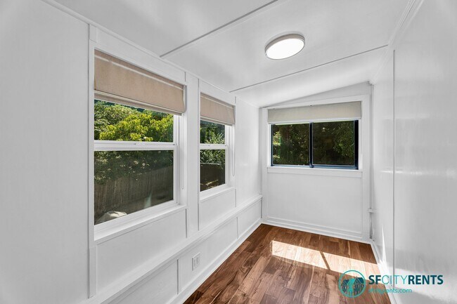 Building Photo - Castro/Eureka Valley: Top Floor Flat w/ in-unit W/D & Shared Yard