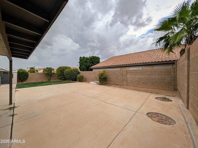 Building Photo - 15748 W Paradise Ln