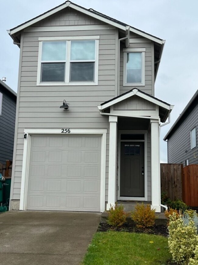 Building Photo - 3 Bedroom 2.5 Bath Newberg OR