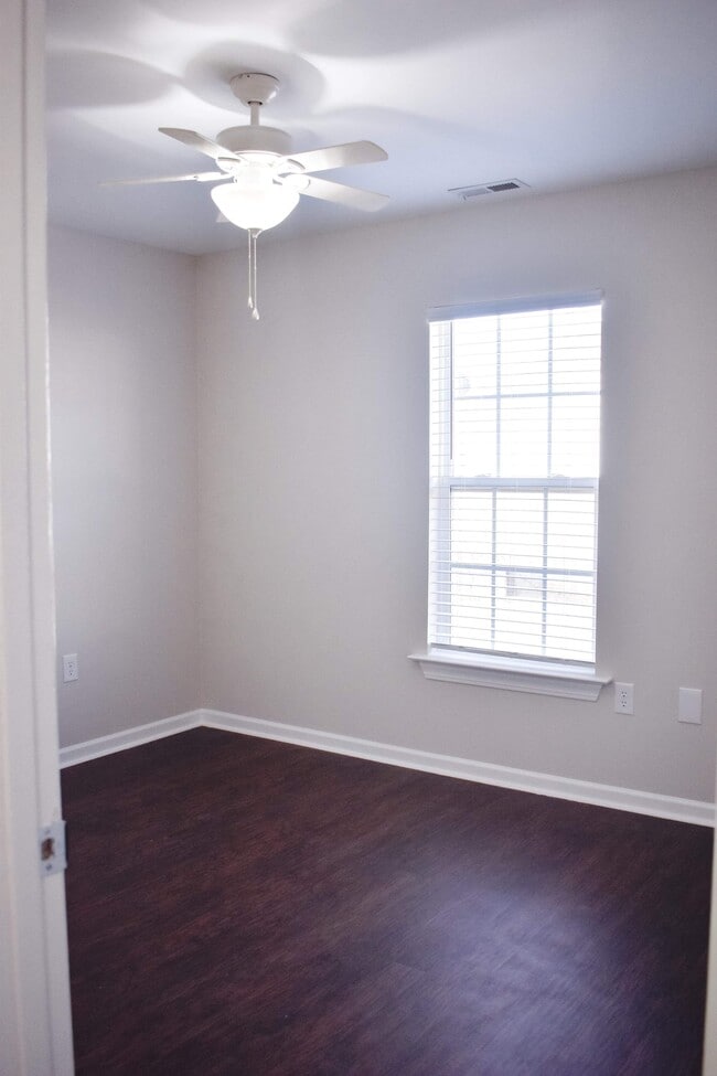 Building Photo - Deveron Townhome