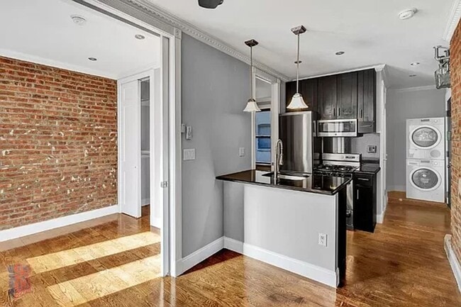 Building Photo - 314 E 106th St