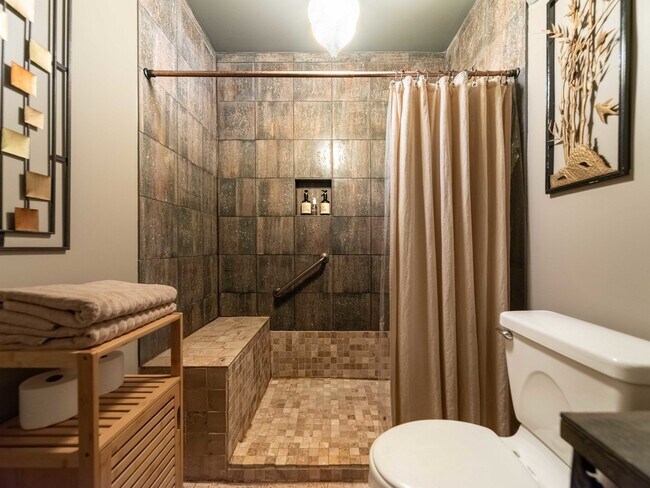 Building Photo - 600 S Dearborn St