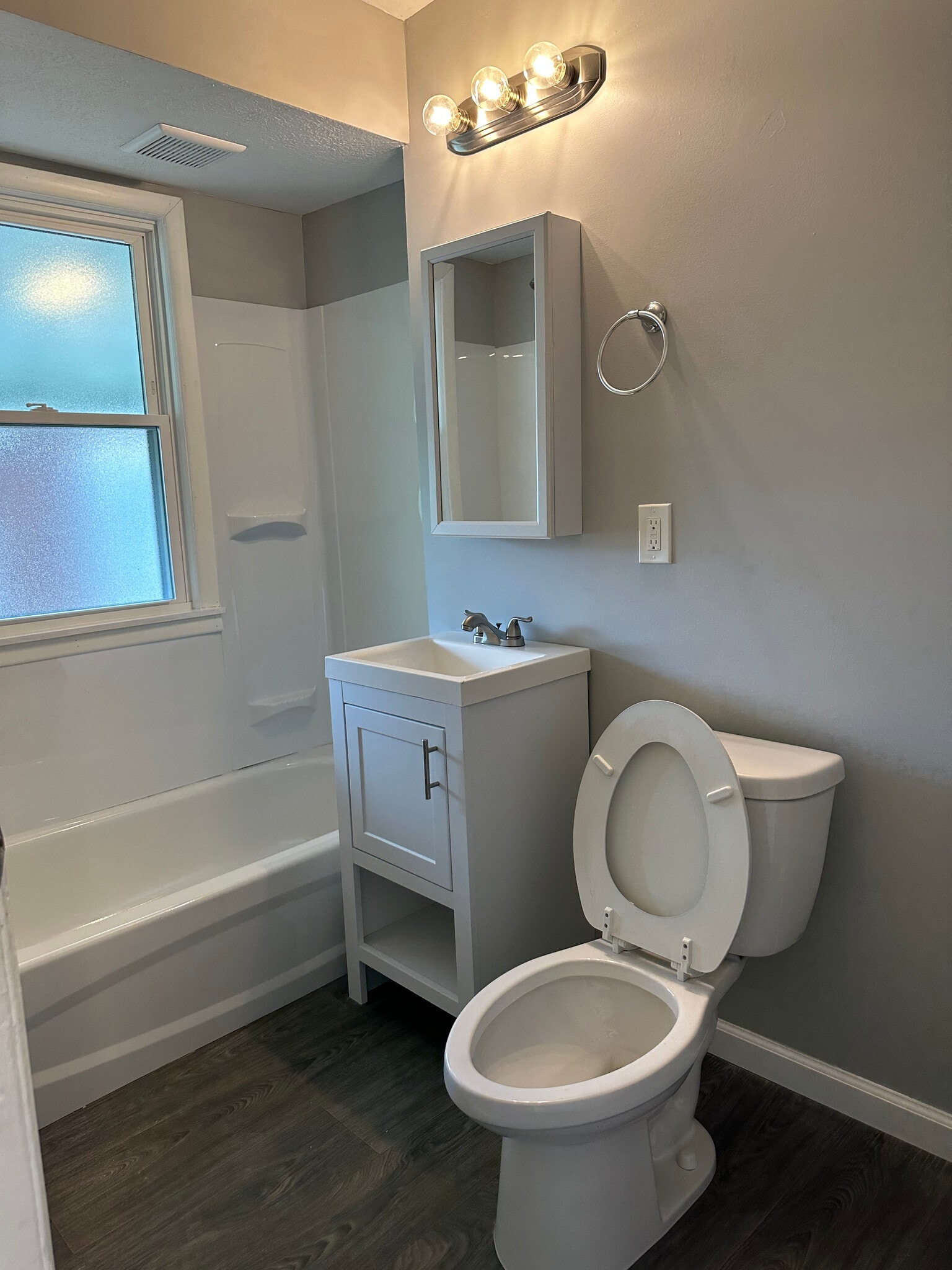 2nd floor full bath - 2086 Marlindale Rd