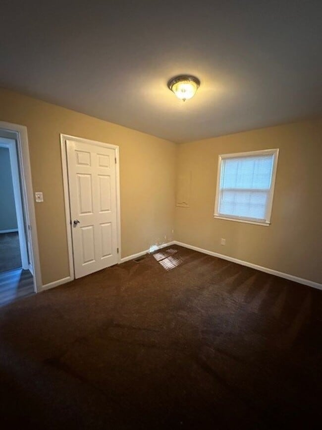 Building Photo - Conveniently located 3 bedroom/2 Bath house