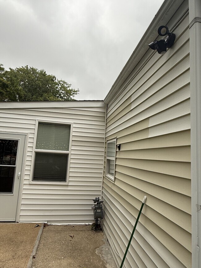 Building Photo - 825 Olive Dr