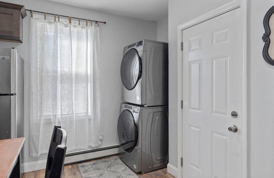 Building Photo - 346 Admiral St