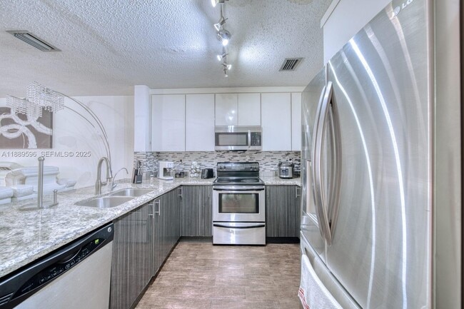 Building Photo - 10000 SW 147th Ct