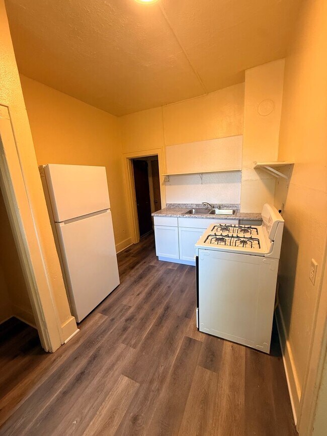 Building Photo - 2 bed 1 bath House for rent!
