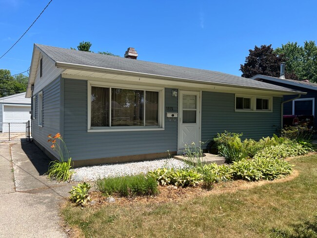 Building Photo - 3br/1 bath ranch in Niles