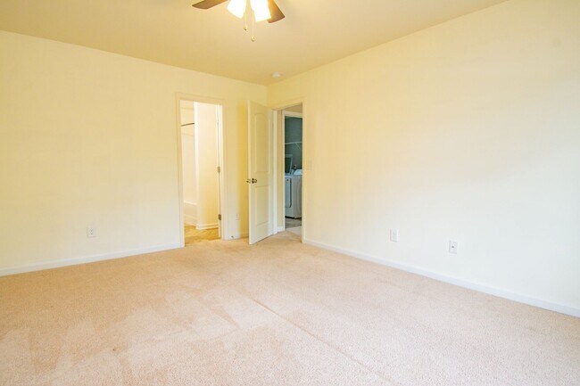 Building Photo - 4 Bedroom 3 Bathroom Home- Pets Okay!