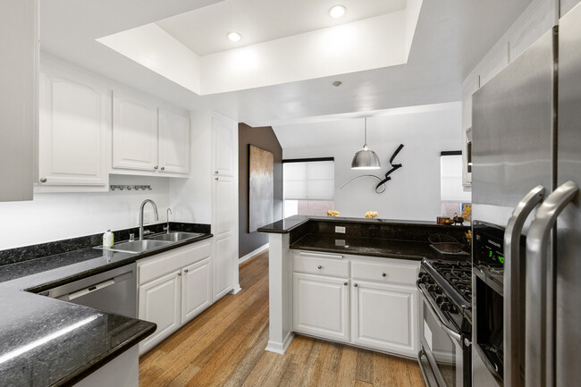 Kitchen - 1401 S Bentley Ave