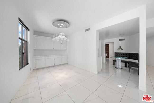 Building Photo - 4444 Wilshire Blvd