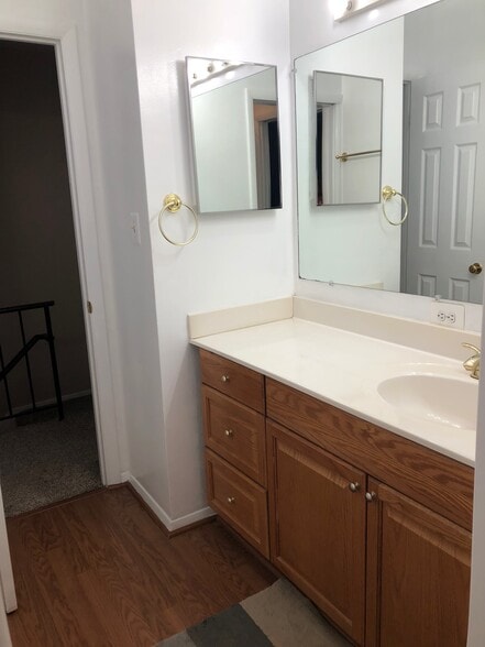 Upstairs Full Bath - 9415 Riverbrink Ct