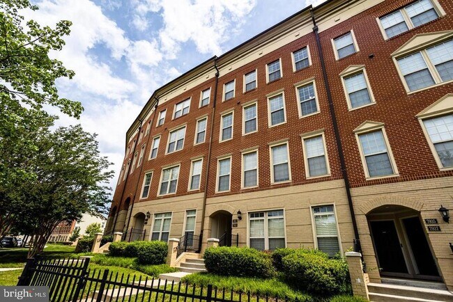 Building Photo - 7931 Crescent Park Dr