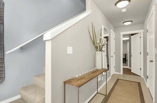 Building Photo - Fantastic and Private corner unit