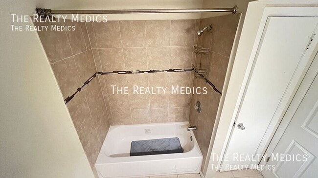 Building Photo - 2130 Forest Knoll Dr NE