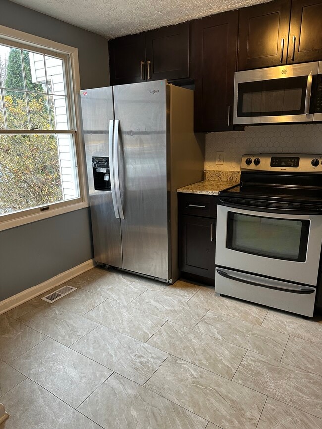 Building Photo - 8018 Grandview Ct