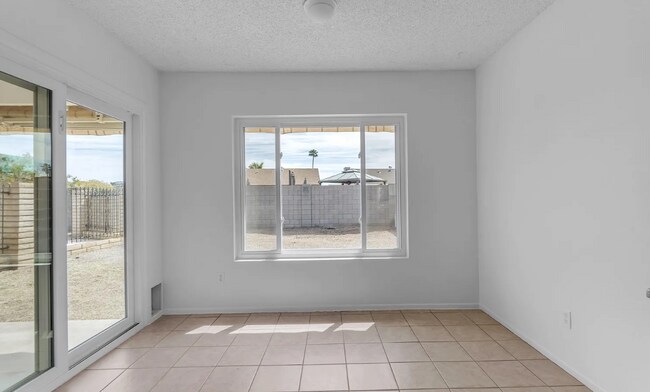 Building Photo - 2935 S Mollera