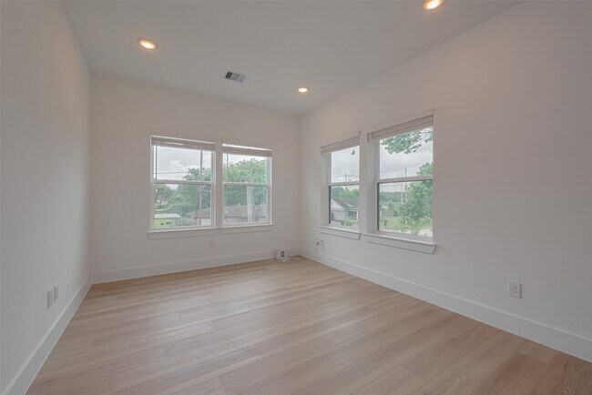 Building Photo - 2532 Wall St