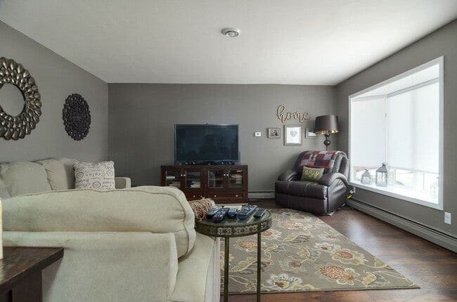 Building Photo - Nice Updated 3br/3ba In Wayzata (1 car garage)