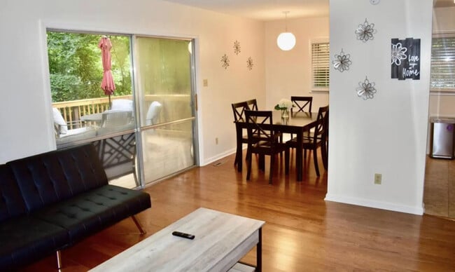 Building Photo - 324 Carlton Dr