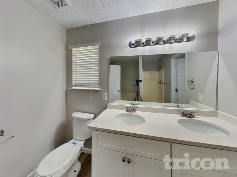 Building Photo - 10587 Village Trail