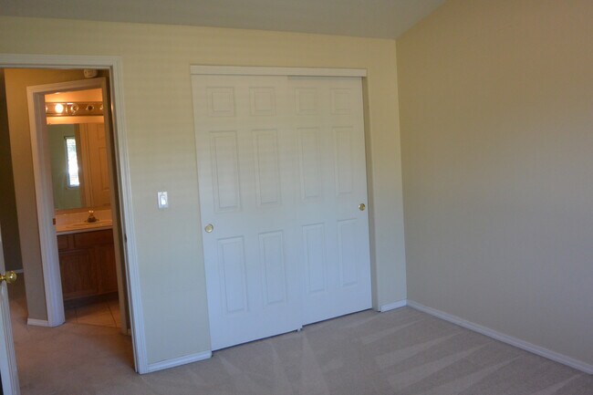 Building Photo - 5546 NE 89th Ave