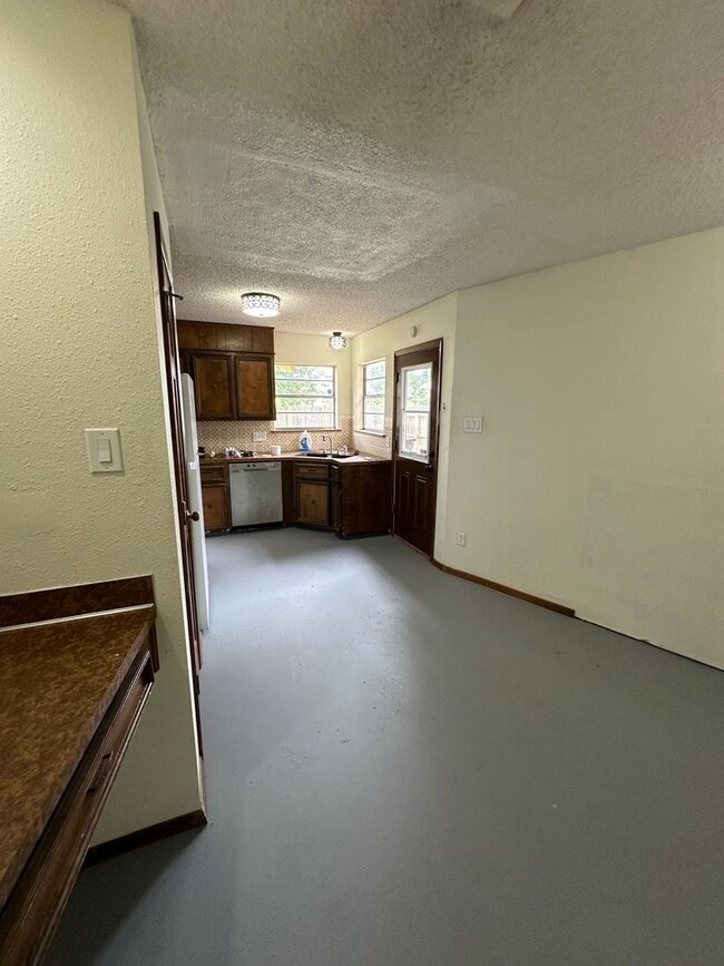 Building Photo - A Large 2 Bed with Sauna and walk in Jacuzzi! Large Rec Room!