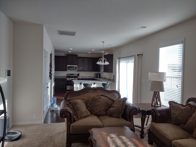 Building Photo - Fabulous Four Bedroom Home in Southeast Columbia!