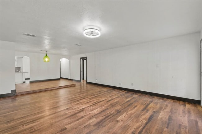 Building Photo - 826 Seacliff Dr