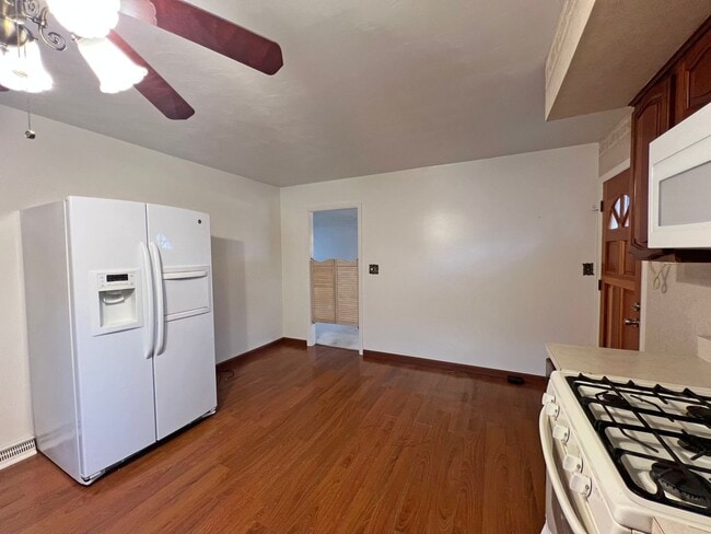 Building Photo - 4 Bedroom, 2 Bathroom Brick Ranch Home For Lease in Peoria, IL