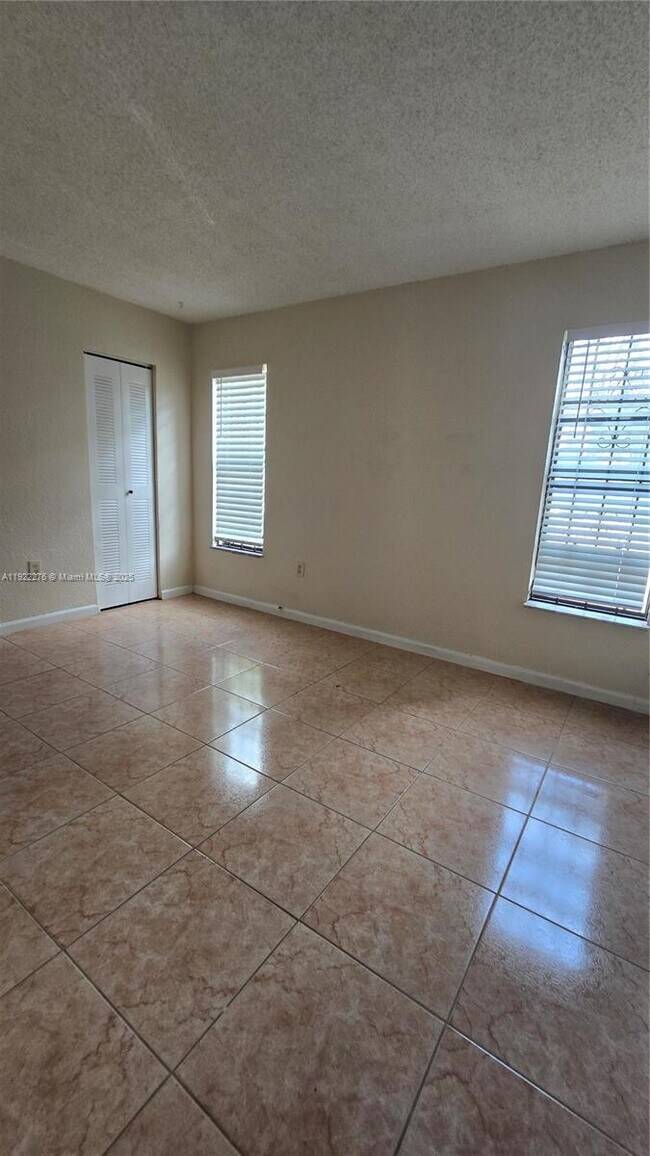 Building Photo - 13500 NE 3rd Ct