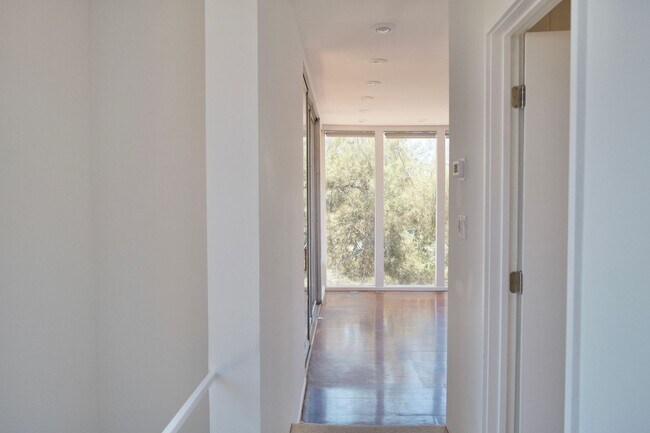 Building Photo - Stunning 2 bed/ 2 Bath Mid Century Modern Mount Washington Home with Panoramic Views, Floor to Ce...
