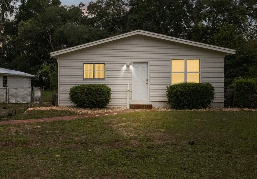 Building Photo - 1572 Cedar St