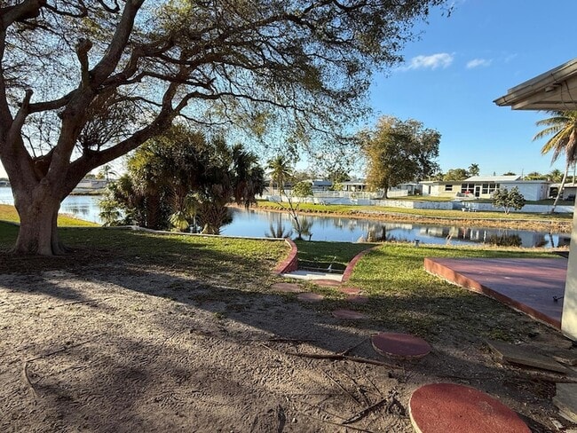 Building Photo - 1231 W River Dr