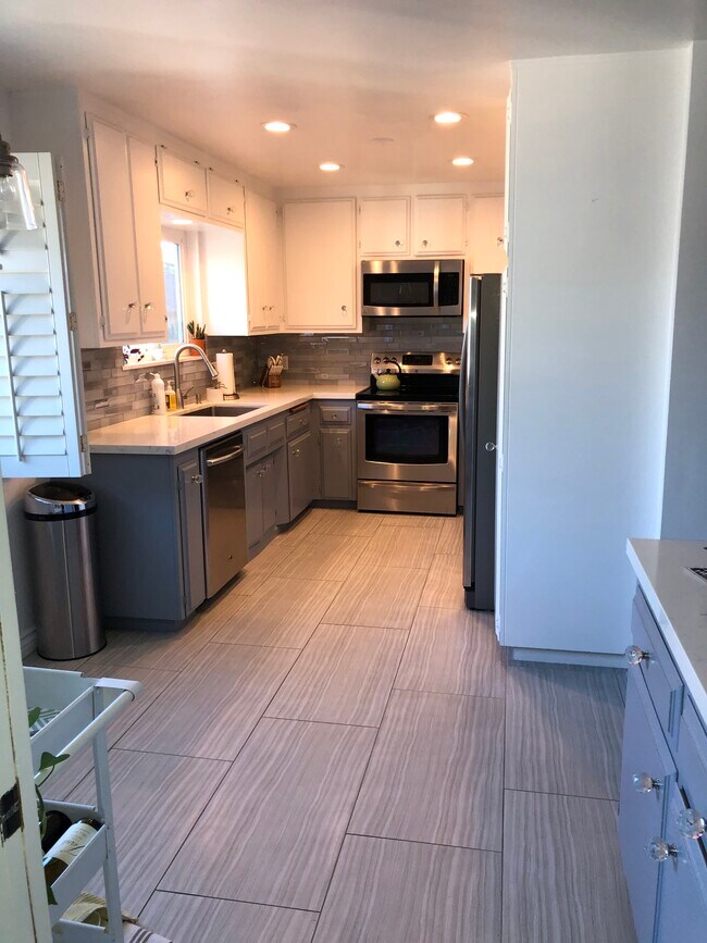 Building Photo - 2131 E 1st St