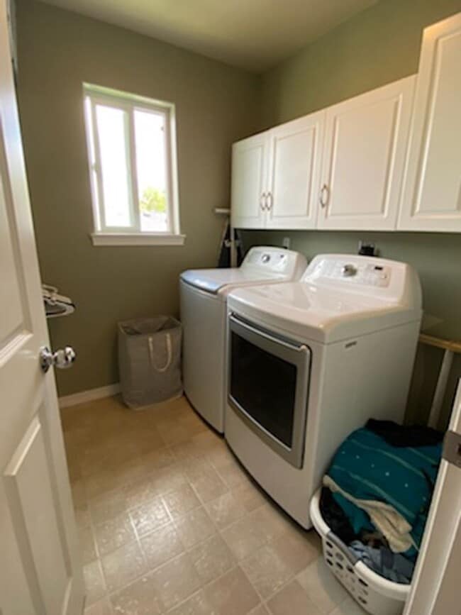 Building Photo - Sunny and spacious 3 bed, 2.5 bath house with living and family room, with huge back yard!