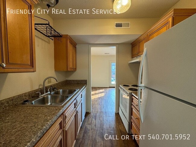 Building Photo - 1E Holly Ct-