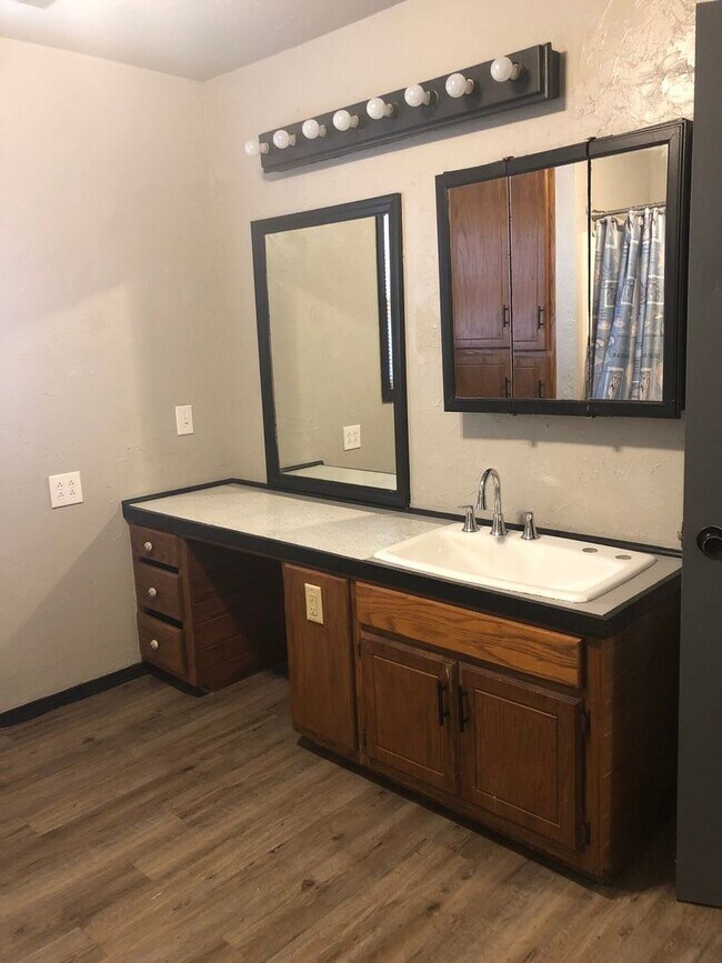 Building Photo - 3 Bedroom Single Family Home in Shawnee