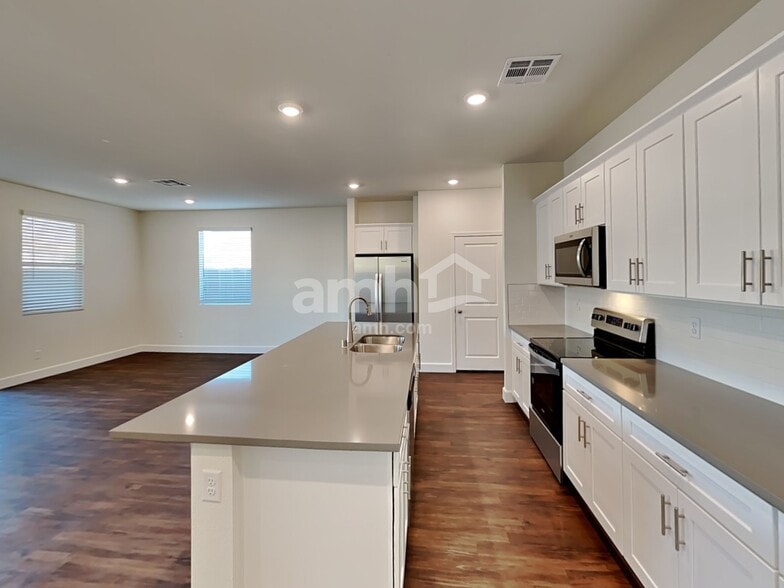 Building Photo - 556 Topiary Pk Ave