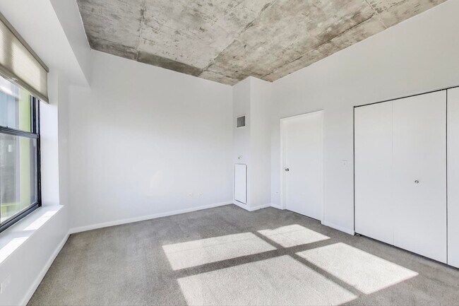 Building Photo - 1122 W Catalpa Ave